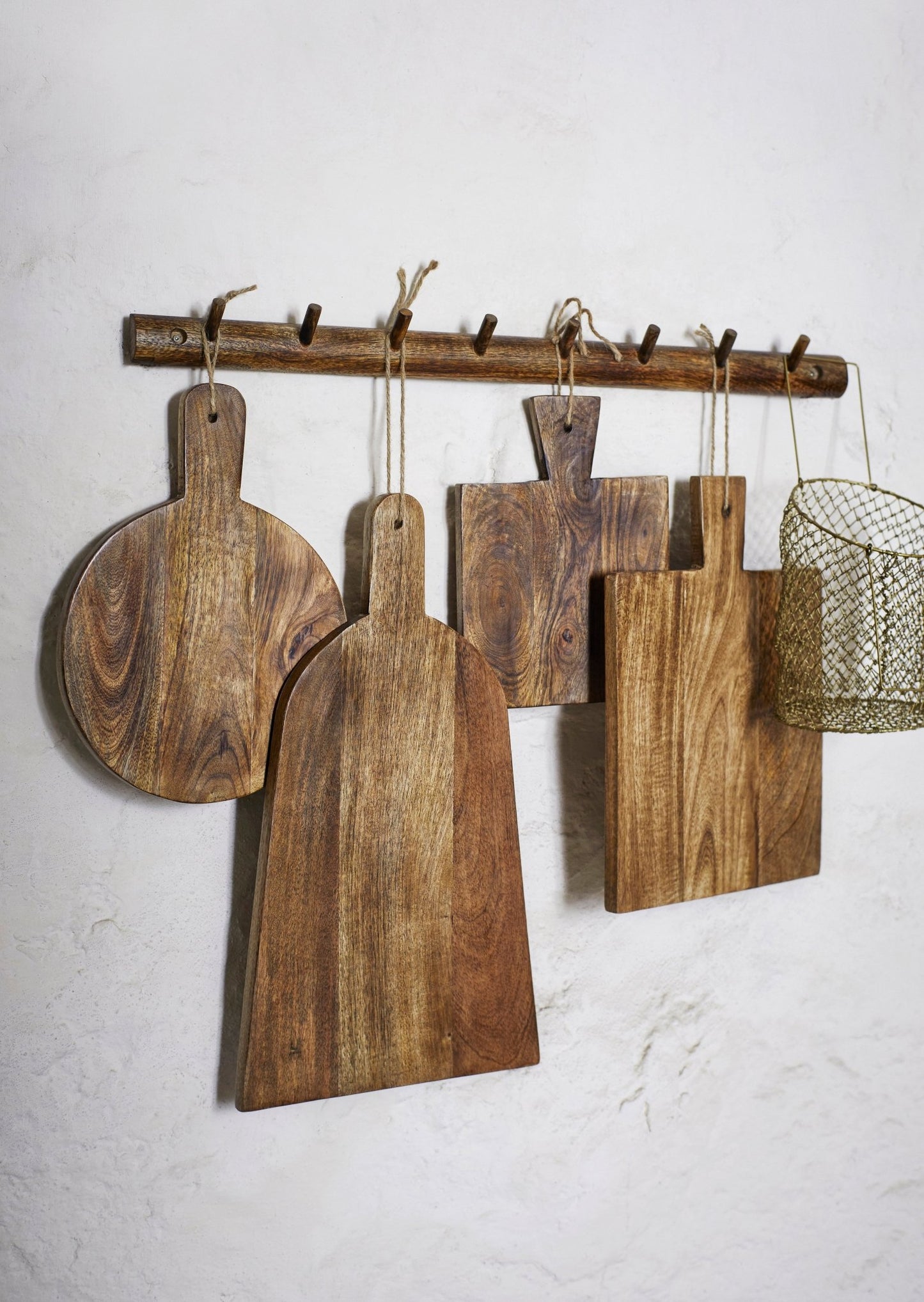 Dekoratives und funktionales Mango-Holz-Schneidebrett mit natürlicher Maserung und warmen Farbtönen für jede Küchenästhetik. - peak-store.de