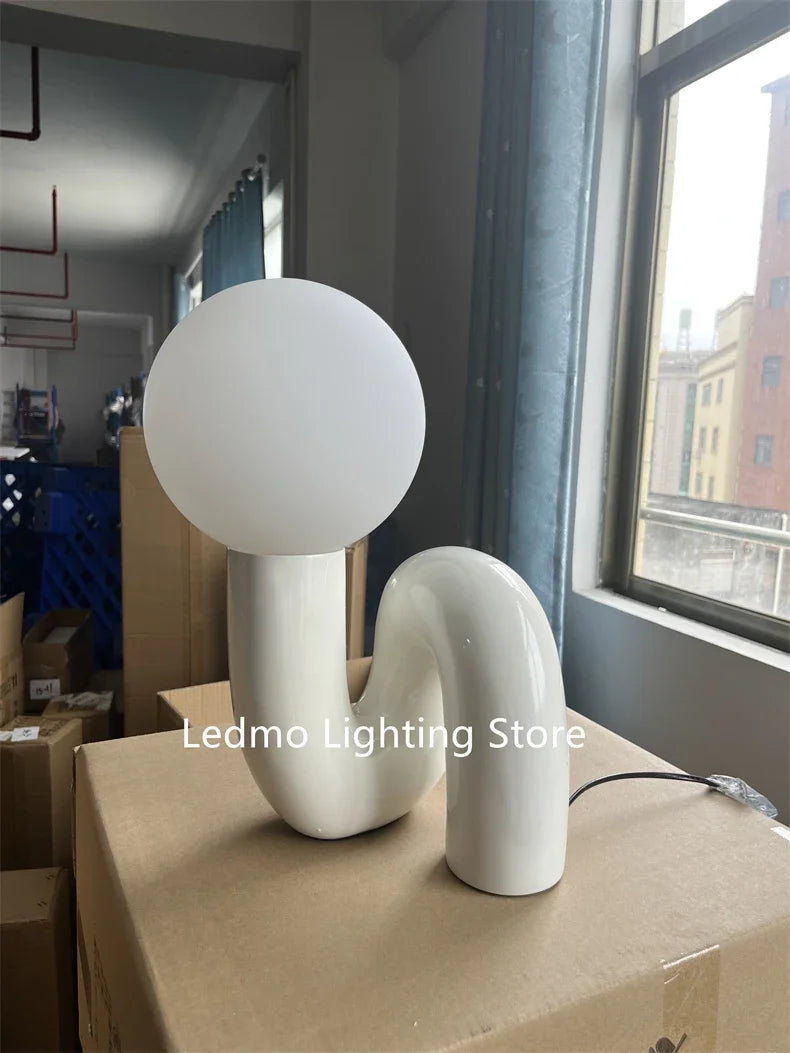 Skulptur-Lampe mit kugelförmigem Schirm