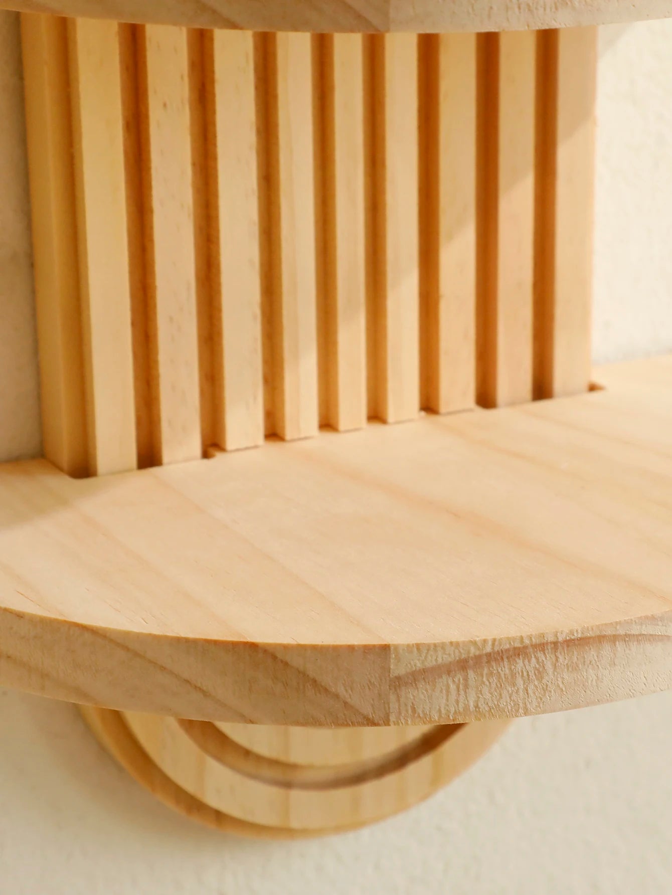 Minimalistisches Wandregal aus Holz