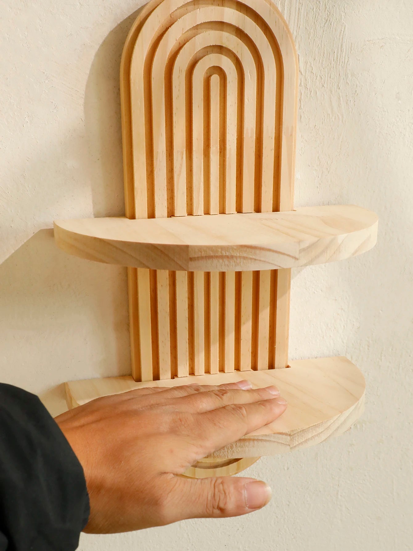 Minimalistisches Wandregal aus Holz