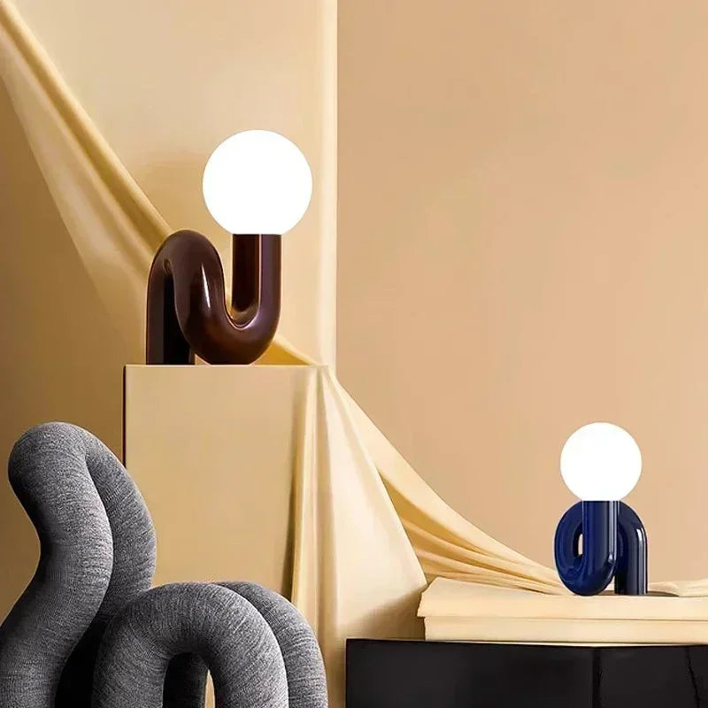 Skulptur-Lampe mit kugelförmigem Schirm