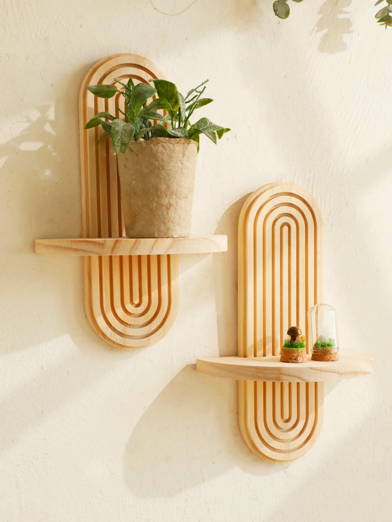 Minimalistisches Wandregal aus Holz