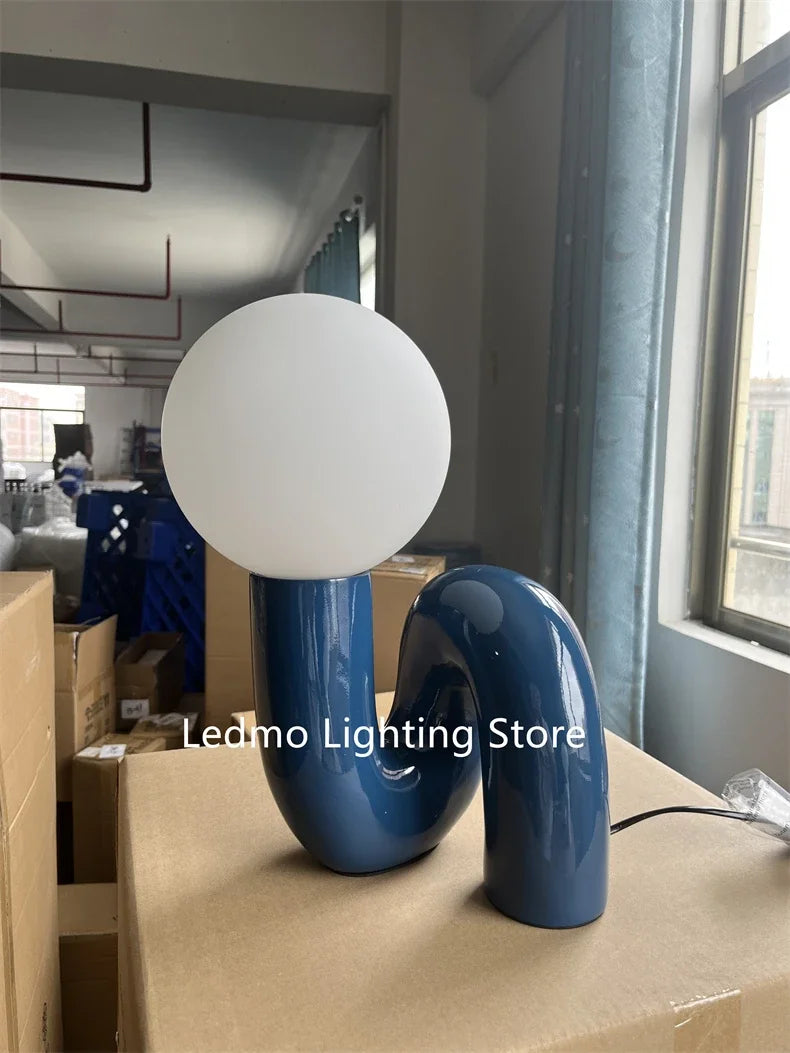 Skulptur-Lampe mit kugelförmigem Schirm
