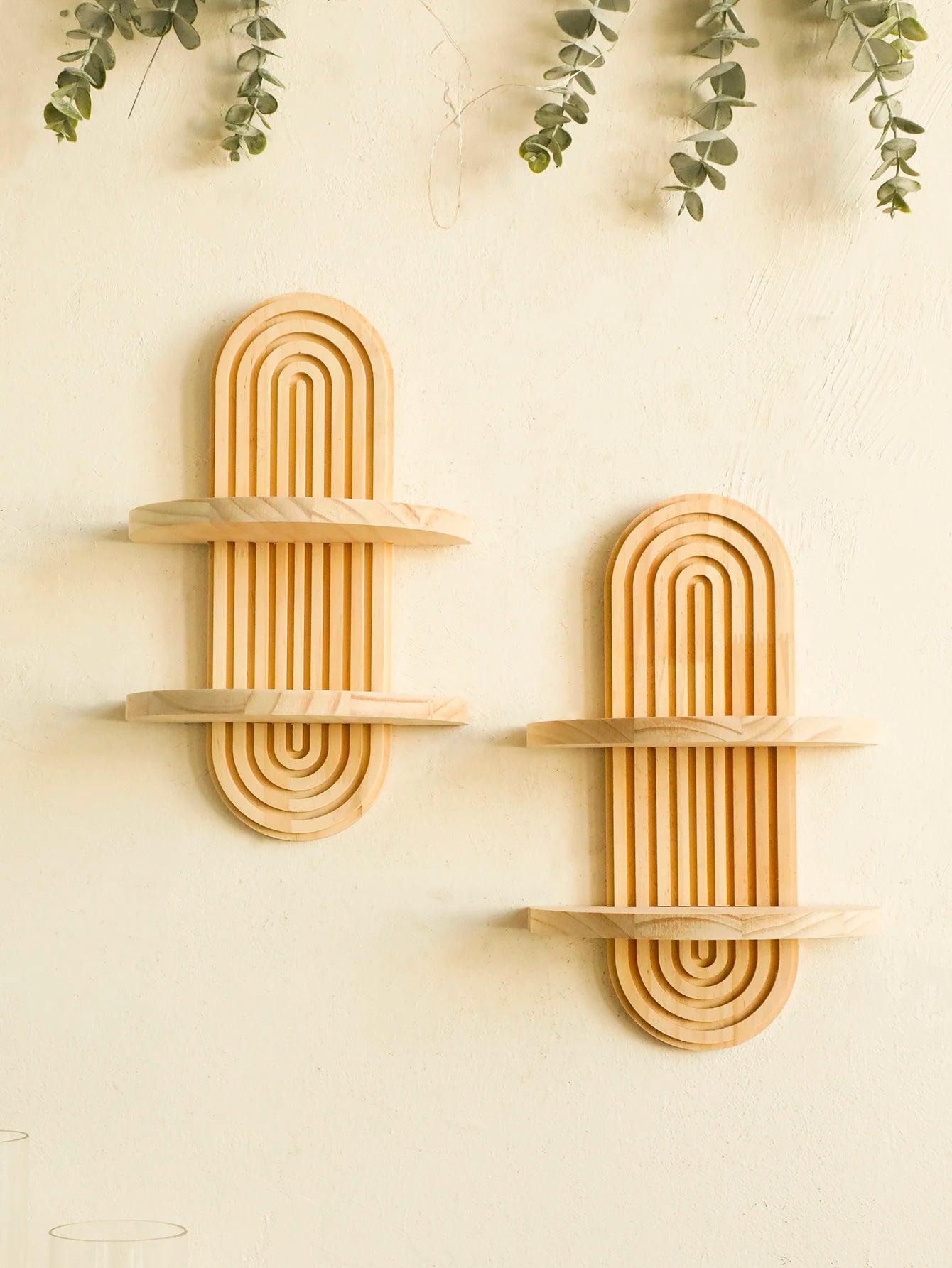 Minimalistisches Wandregal aus Holz
