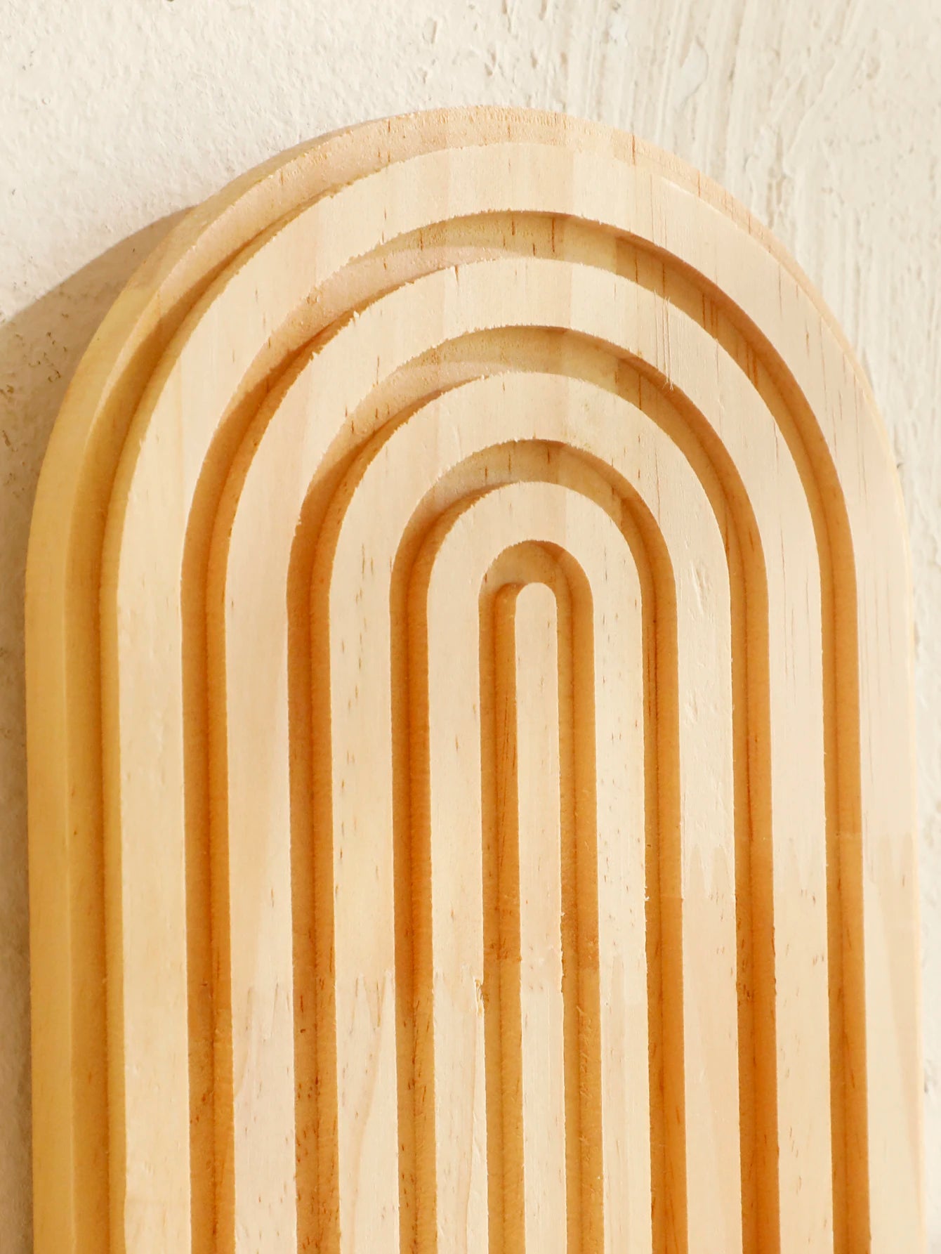Minimalistisches Wandregal aus Holz